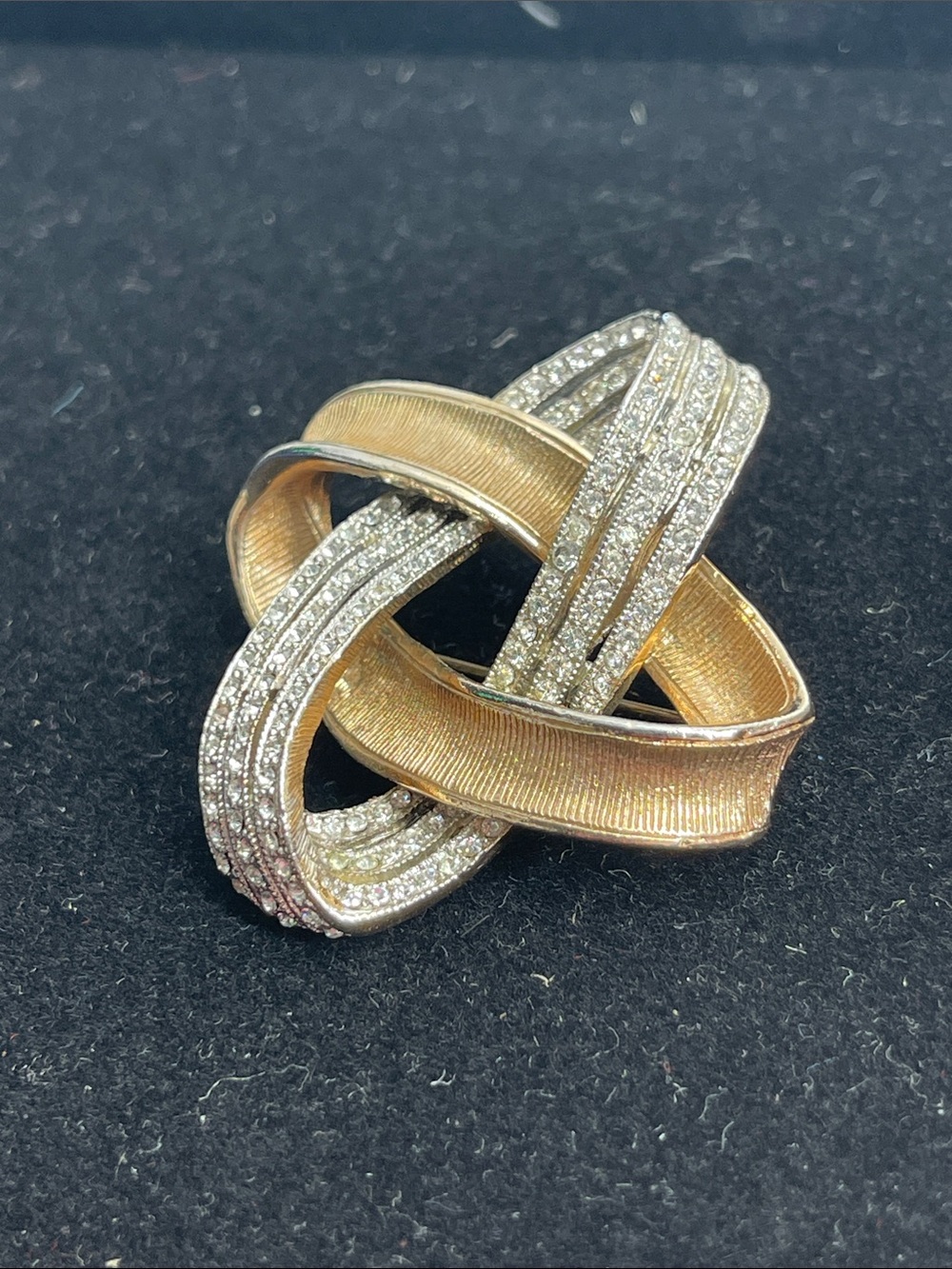 **RARE** Vintage Hattie Carnegie Abstract Goldtone+ Crystal Pavé Knotted Brooch
